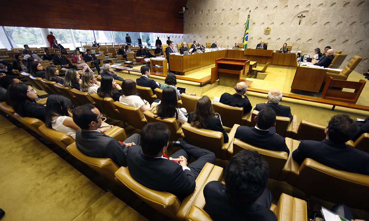 Novo plenário, mesma plateia