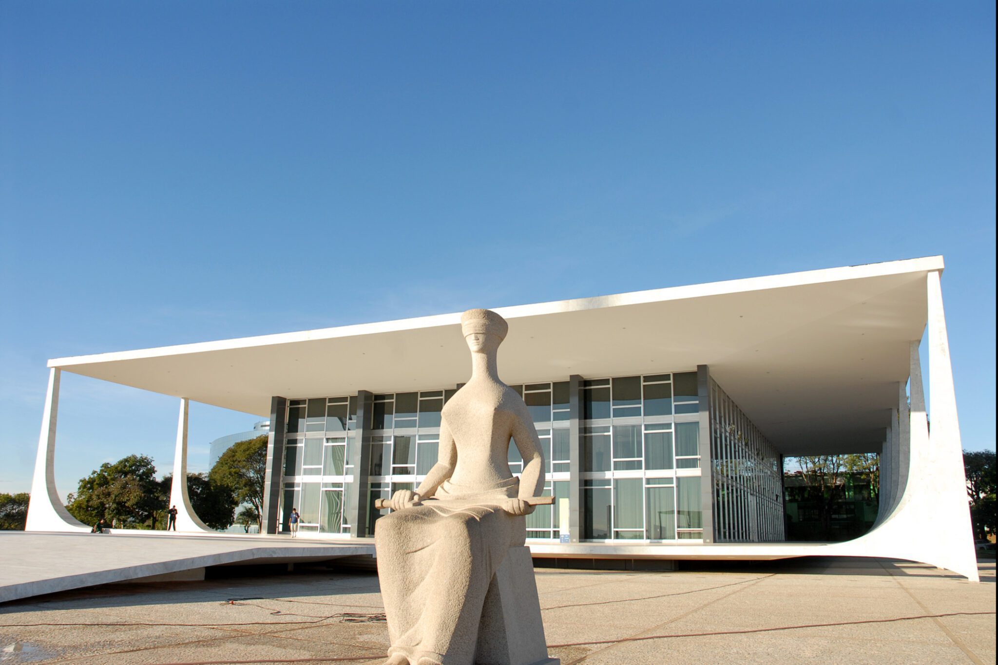 OAB tenta evitar no STF redução de expediente de TRTs