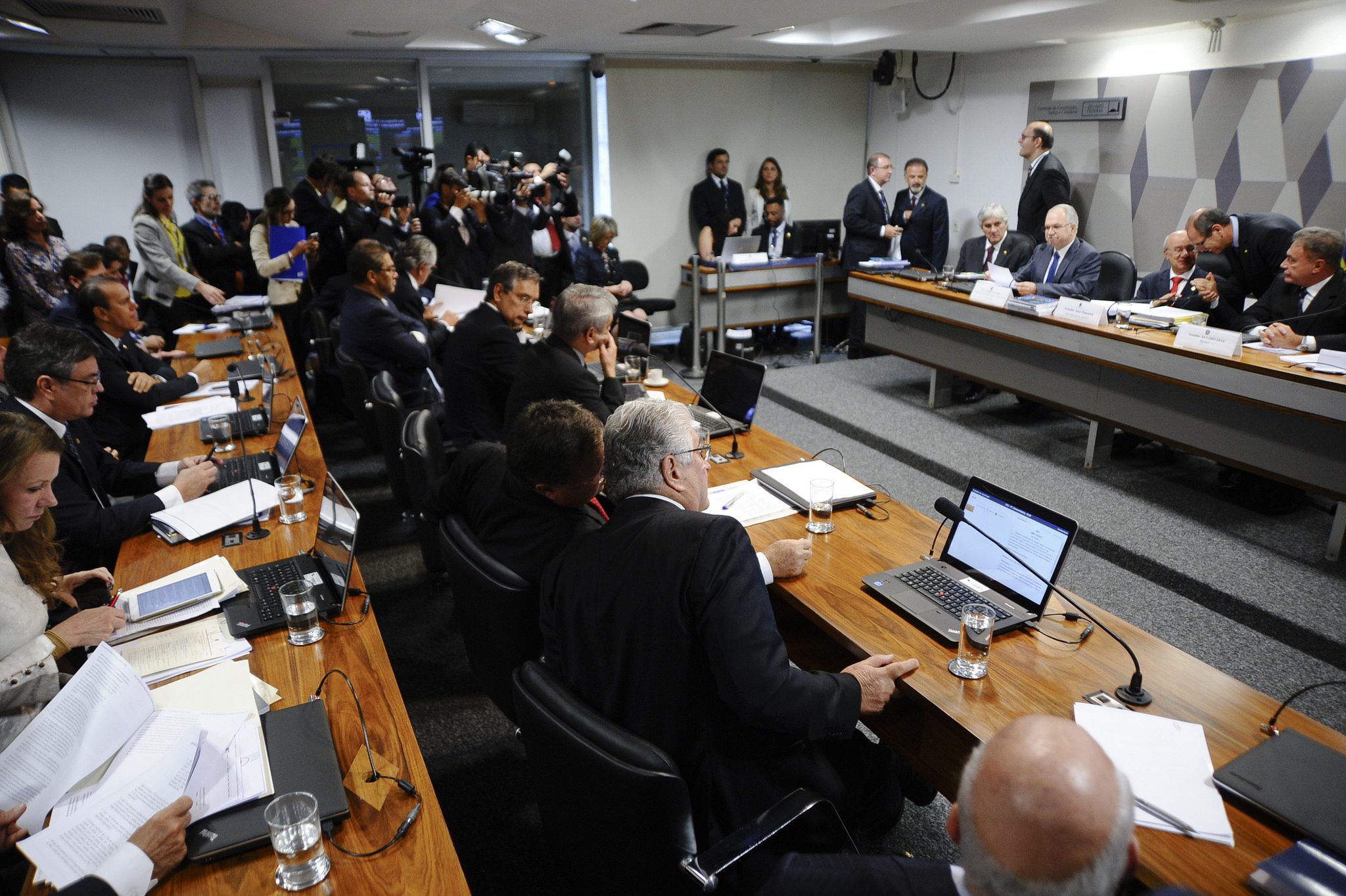 “Há circunstâncias em que o STF não deve atravessar a rua”, diz Fachin