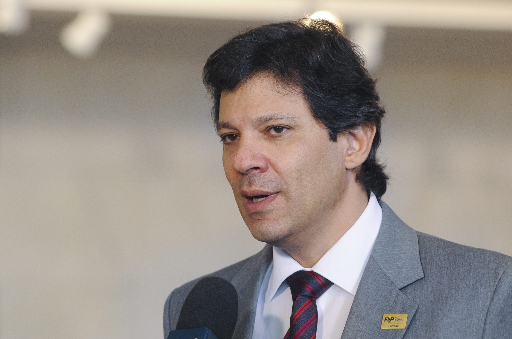 Haddad vai ao STF para eliminar cargo de cobrador de ônibus