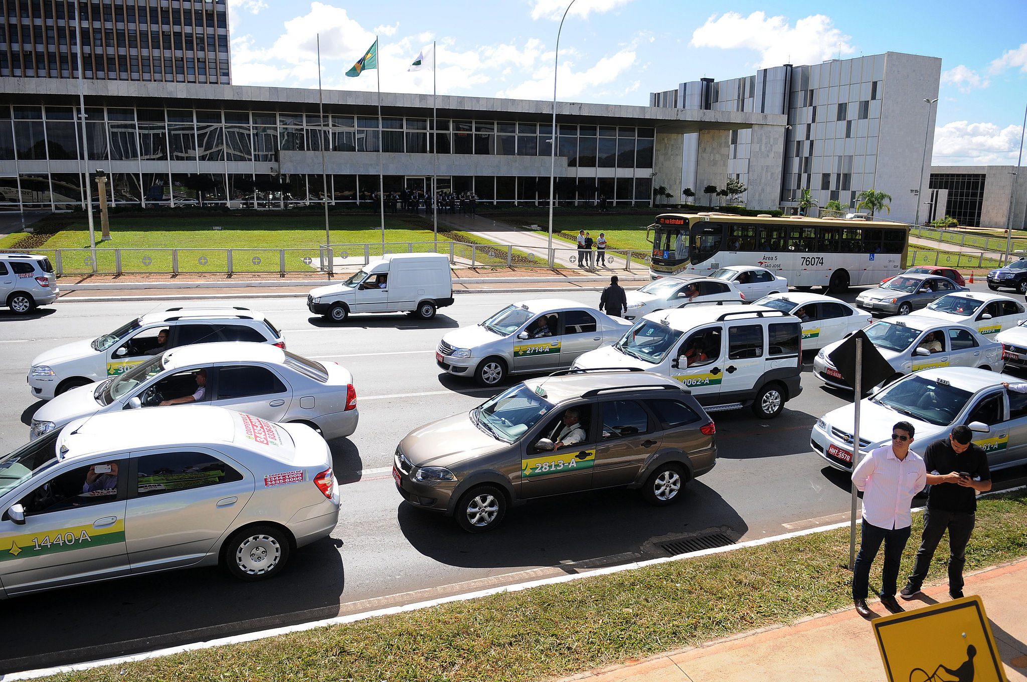 Senado aprova mudanças e projeto do Uber volta à Câmara
