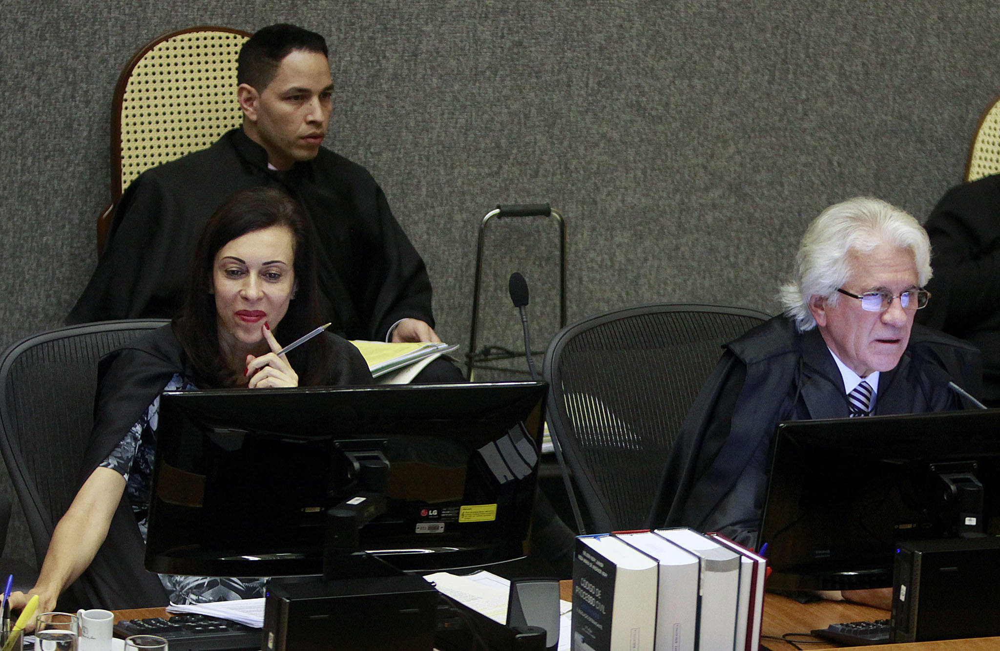 Ministros do STJ divergem sobre dispensa de tributo no drawback