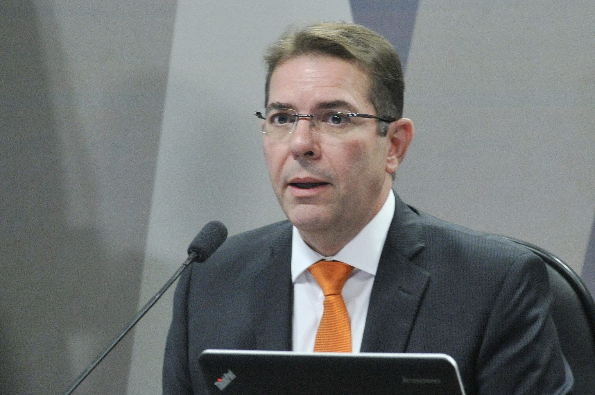 Ribeiro Dantas vota a favor de HC para Odebrecht, mas pedido de vista adia decisão
