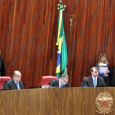 Escolhas partidárias: autonomia, democracia e transição