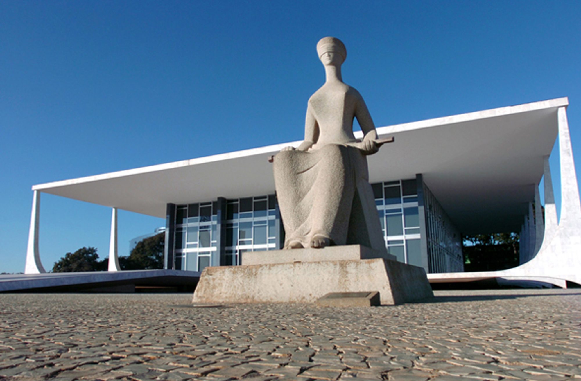 É constitucional transferir contratos de concessão