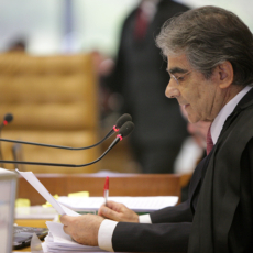 Ayres Britto reúne entidades para debater tributação de software
