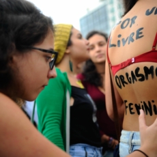 Para além da crise política