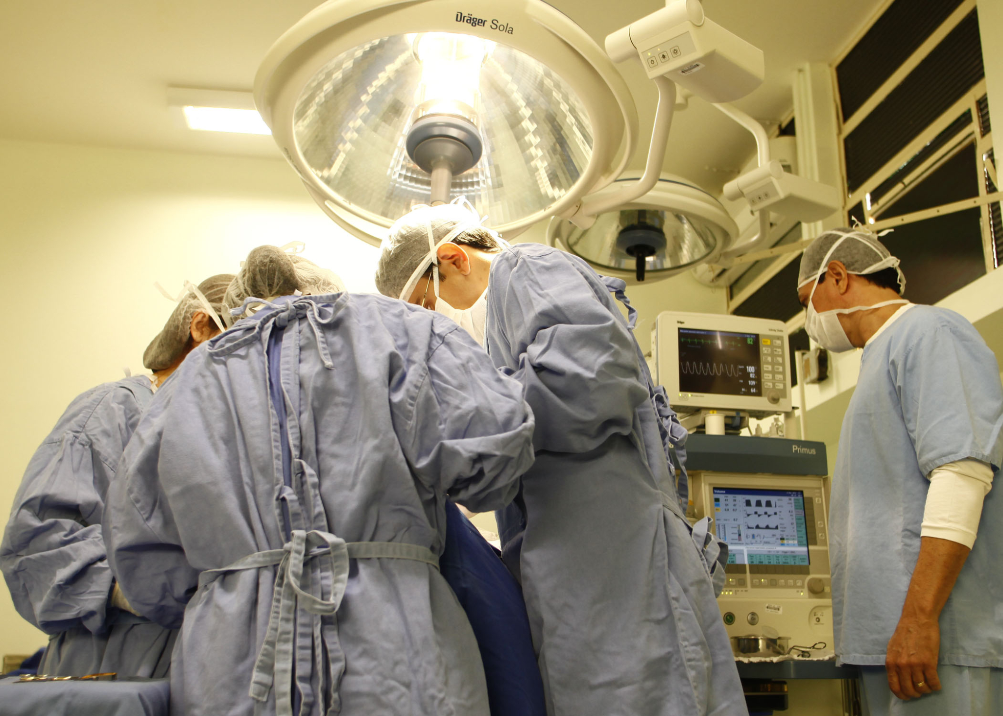 Amil deverá cobrir cirurgia de afirmação de gênero, decide STJ