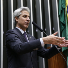 Liminar de Teori fortalece argumentos da Rede, diz Alessandro Molon