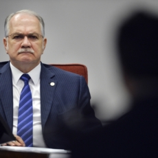 Pressionado, Fachin diz que não vai levar HC de Lula para julgamento em mesa