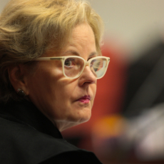 Ministra suspende ações de juízes do Paraná contra jornal