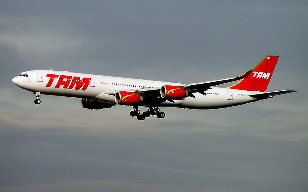 TAM_A340-500_PT-MSN_FRA-SAT