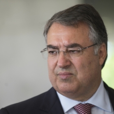 Ex-governador de Santa Catarina é absolvido de acusações de caixa 2 eleitoral