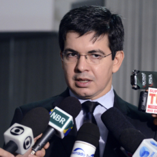 Senador defende, em parecer, fim de foro privilegiado