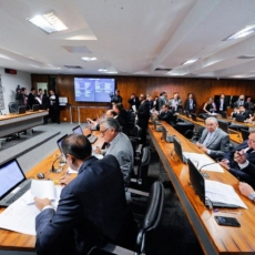 CCJ aprova PEC que amplia poderes de defensores públicos