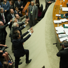 Após polêmica, Maia adia votação de medidas contra corrupção