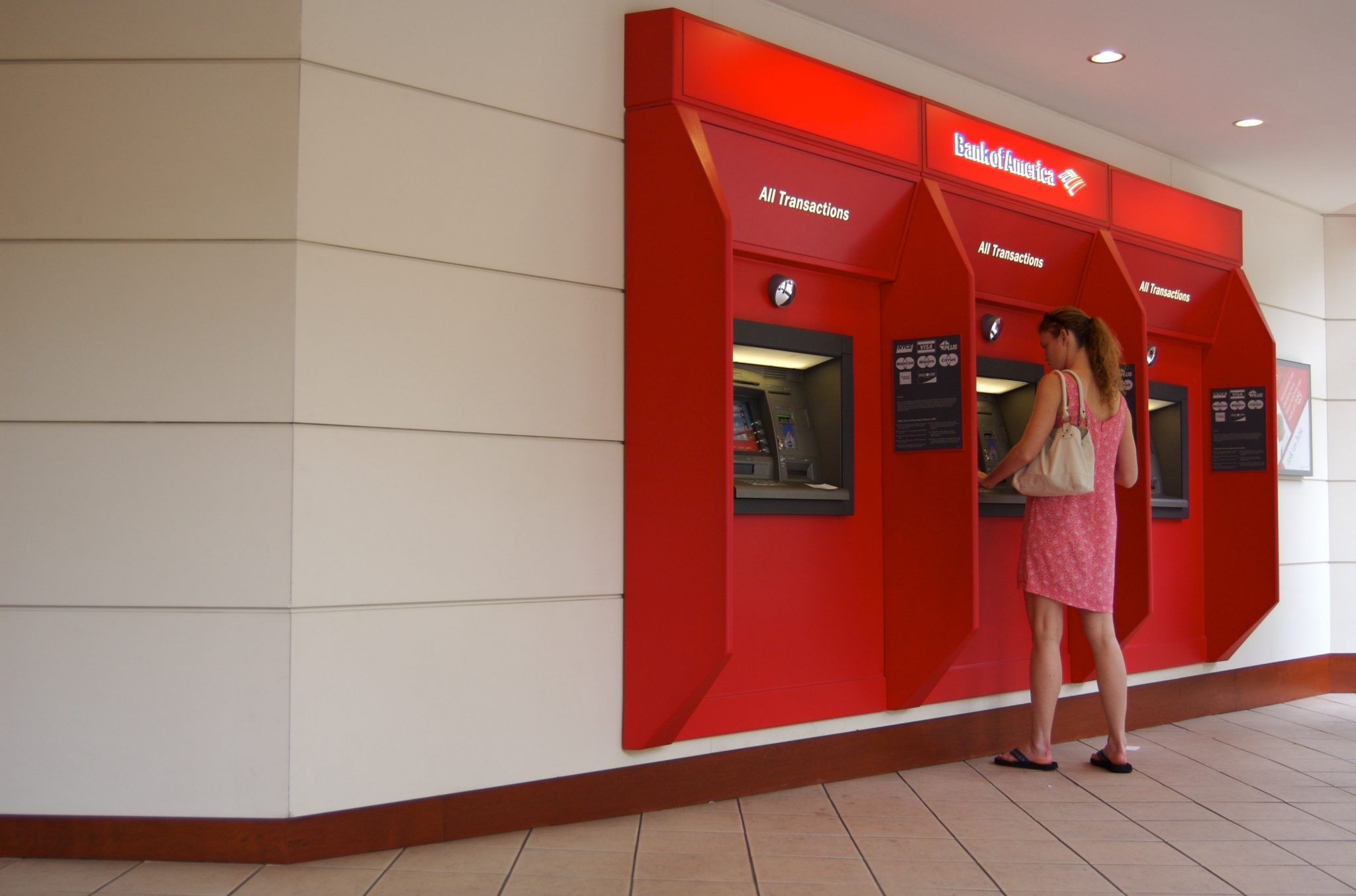 Bancos podem cobrar taxa por mais de 4 saques mensais