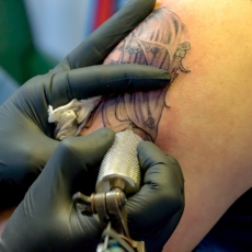 Juíza suspende proibição a tatuagens em concurso da PM-SP