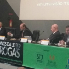Composição de mesa é alvo de críticas em seminário no STJ