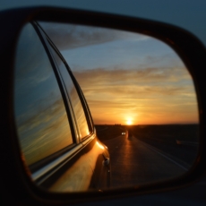 Direito no retrovisor e uma indicação de caminho a seguir