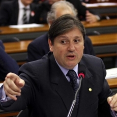 Justiça manda Rocha Loures devolver salários
