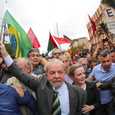 Juiz federal determina apreensão do passaporte de Lula
