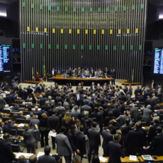 Deputados aprovam mandato de 10 anos para ministros