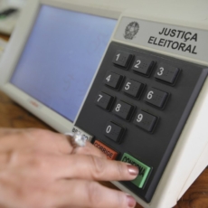 TSE anuncia que sociedade poderá conferir lacre das urnas no dia da eleição