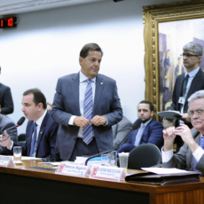 Relator na CCJ apresenta parecer contra Temer