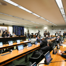 Em recado ao STF, Câmara marca votação da PEC do foro