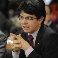 Senador apresenta PEC para acabar com auxílio moradia