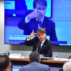 Jair Bolsonaro ajuíza queixa-crime contra Ciro Gomes por calúnia e injúria