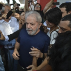 Lewandowski restringe jornalistas em entrevista de Lula na prisão