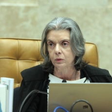 Em meio a tensão por HC de Lula, Cármen Lúcia prega serenidade contra intolerância