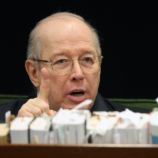 Celso de Mello absolve mulher condenada por furto de R$ 40,44 em queijo