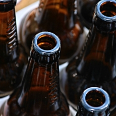 Cervejaria deve indenizar homem ferido por garrafas quebradas na rua