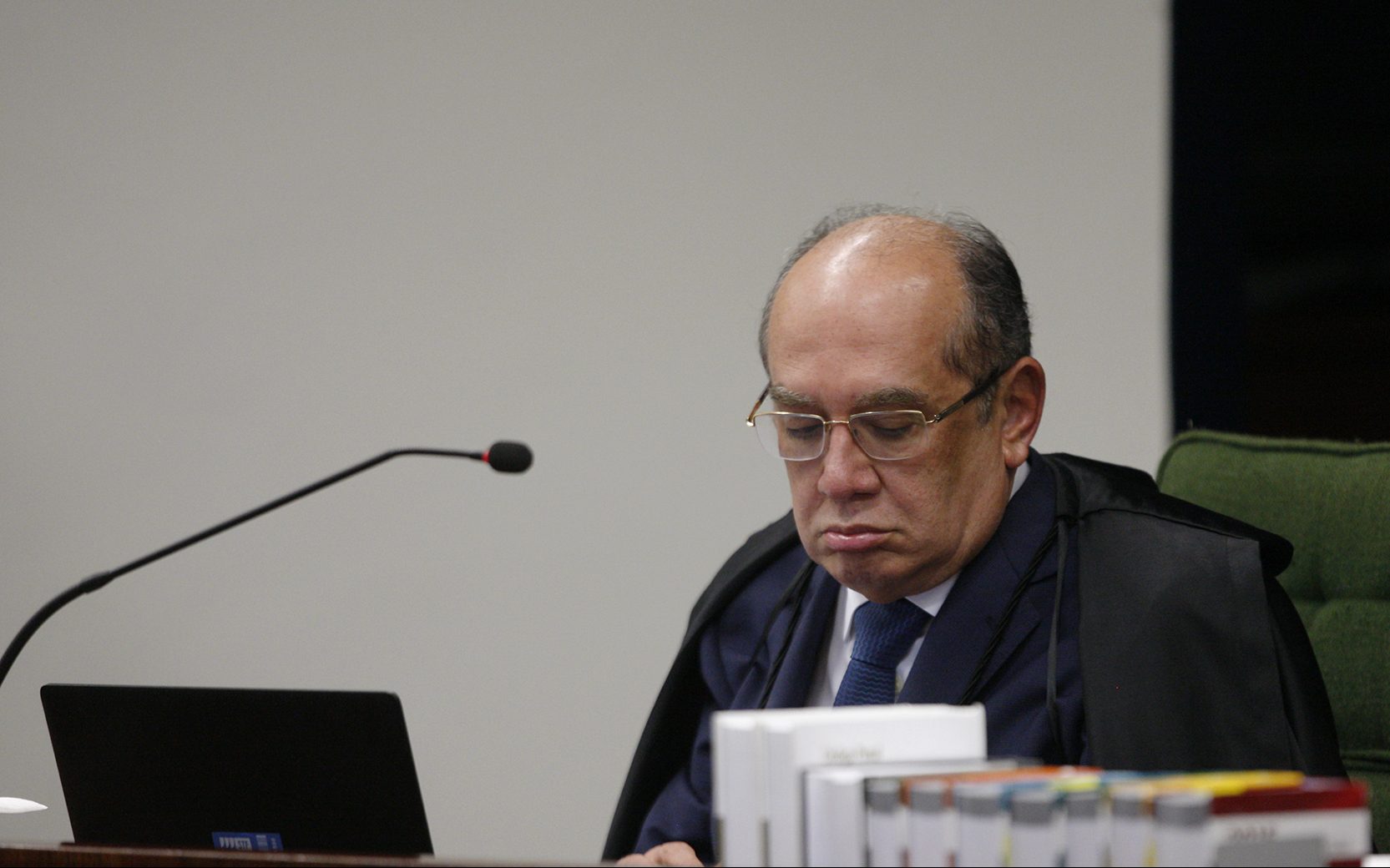 Gilmar cobra informações sobre investigações de uso de algemas por Sérgio Cabral