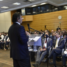 AGU estuda acionar STF por greve, mas Fux diz que medida não vai resolver