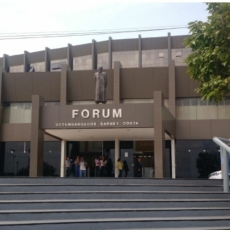 Em audiência, juíza manda prender advogado, que manda prender juíza