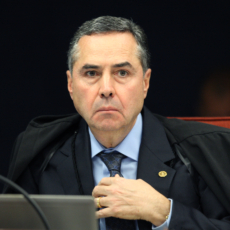 Relator do pedido de registro de Lula, Barroso deve levar caso ao plenário