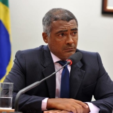 Lewandowski determina que processo de acidente de Romário com Porsche vá ao STF