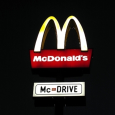 Cliente assaltado no drive-thru do McDonald’s tem direito a indenização, diz STJ
