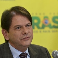 Cid Gomes é alvo de ação de improbidade por compra de helicópteros sem licitação