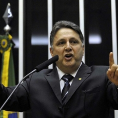 Lewandowski evita prisão de Garotinho e diz que Constituição não é folha de papel