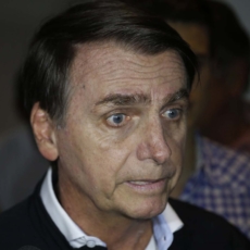Defesa de Bolsonaro pede que TSE arquive ação sobre suposto esquema no WhatsApp