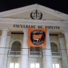 Juíza determina retirada de bandeira antifascista de prédio da UFF