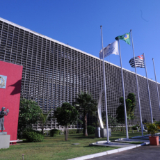 Agressão inconstitucional à universidade