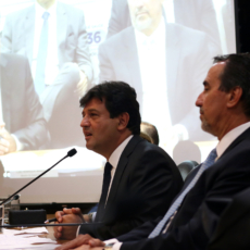 Mandetta promete rever contratos de PDP e deve retirar indicação à Anvisa