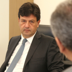 Governo decide manter busca milionária por medicamento sem registro no Brasil