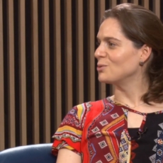 ‘Não faz sentido protegermos as pessoas da ofensa’, diz Clarissa Gross